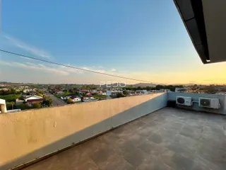 Vista de uma área externa com muro e piso em Lajeado, Brasil.