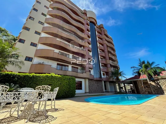 Fachada de um edifício residencial com piscina e área externa em Lajeado, Brasil.