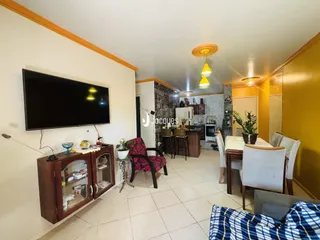 Ambiente interno de sala de estar e jantar com cozinha em Lajeado, Brasil.