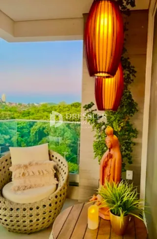 Vista da propriedade com uma janela ampla e paisagem verde ao fundo.