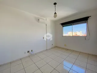 Ambiente interno com piso de cerâmica e ar condicionado instalado.