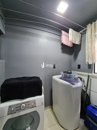 Foto de um ambiente interno com paredes cinzas e um vaso sanitário branco.
