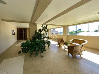 Sala de estar com piso de cerâmica e vista para o horizonte.