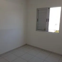Foto de uma parede branca e piso de cerâmica em um ambiente interno.