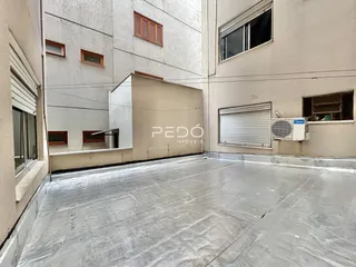 Área externa pavimentada entre duas edificações.