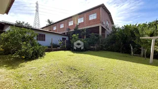 Fachada de uma residência com jardim gramado em Lajeado.