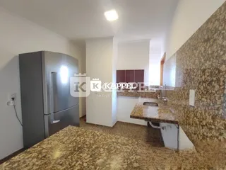 Foto interna de uma cozinha com armários e bancadas.