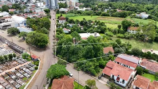 Vista aérea de uma área residencial com casas e vegetação em Lajeado, Brasil.