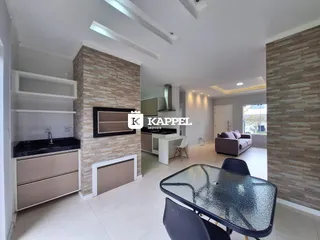 Foto de uma sala de estar com cozinha moderna e piso claro em um imóvel.