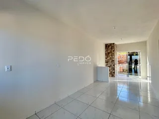 Hall de entrada com piso de porcelanato claro e paredes brancas.