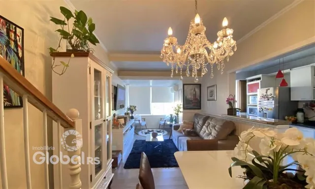 Sala de estar com escadaria e decoração de madeira.