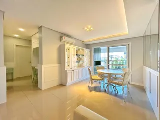 Sala de estar com vista para a área externa.