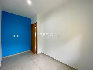 Ambiente interno com paredes azuis e piso claro.