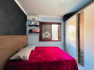 Quarto com cama e janela em um imóvel no Brasil.