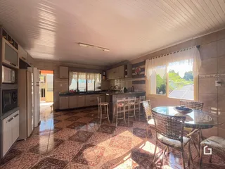 Foto de uma sala de jantar e cozinha em um imóvel no Brasil.