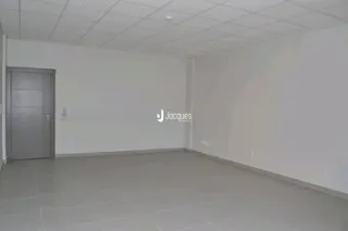 Foto de uma sala interna vazia em um imóvel.