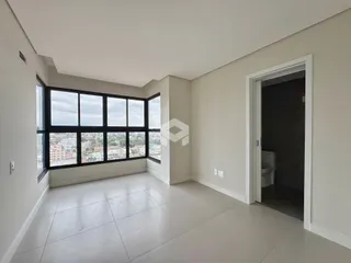 Sala com grande janela voltada para a vista da cidade.