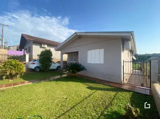 Vista externa de uma casa com jardim gramado em Lajeado, Brasil.