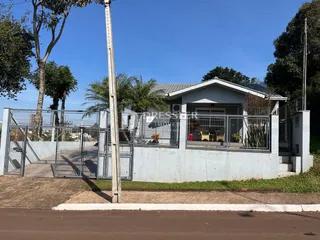 Fachada de uma casa em Lajeado, Brasil com cerca e portão de ferro.