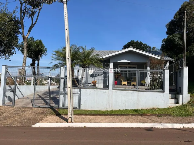 Fachada de uma casa em Lajeado, Brasil com cerca e portão de ferro.