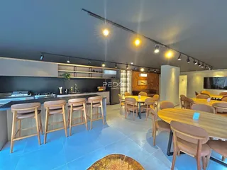 Ambiente moderno com cozinha e área de jantar em Lajeado.