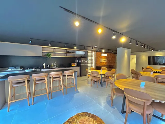 Ambiente moderno com cozinha e área de jantar em Lajeado.