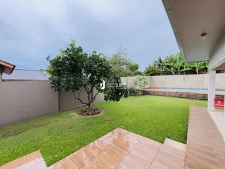Vista externa de um quintal com gramado e piscina em Lajeado, Brasil.