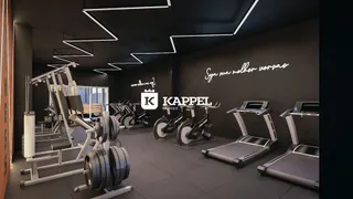 Foto de uma academia interna com esteiras e equipamentos de musculação.
