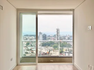 Vista panorâmica da paisagem urbana de Lajeado vista através da porta de vidro.