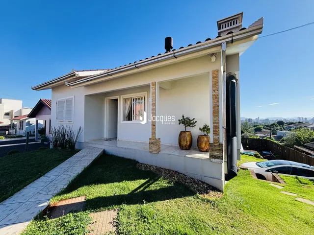 Fachada de uma casa em Lajeado, Brasil, com jardim gramado na frente.