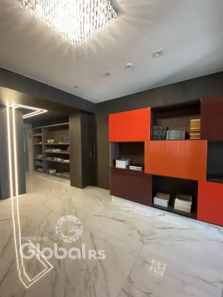 Sala de estar moderna com piso de mármore e estantes coloridas.