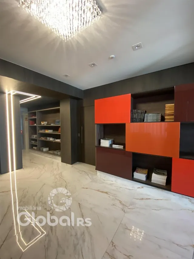 Sala de estar moderna com piso de mármore e estantes coloridas.