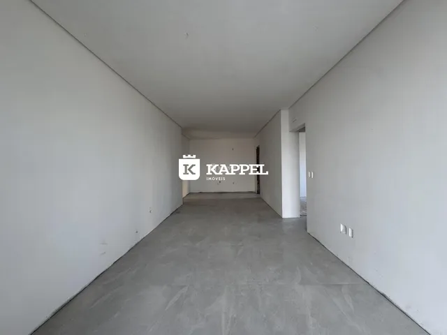 Corredor interno de uma residência com paredes brancas e piso cinza.