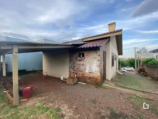 Fachada de uma casa em Lajeado, Brasil, com alpendre e telhado de telhas.