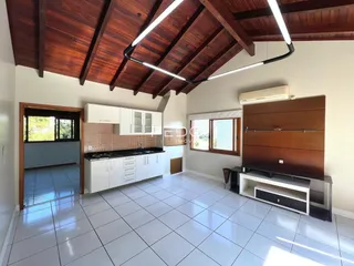 Cozinha com teto de madeira e piso claro em imóvel no Brasil.
