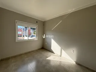 Ambiente interno com piso de cerâmica e janela.