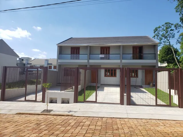 Fachada de uma casa de dois andares com varanda em Lajeado, Brasil.