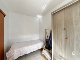 Foto de um quarto com cama e armário em um imóvel.