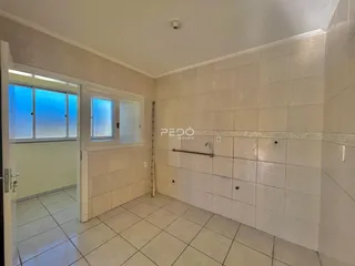 Interior de um ambiente com piso e paredes revestidos de cerâmica.
