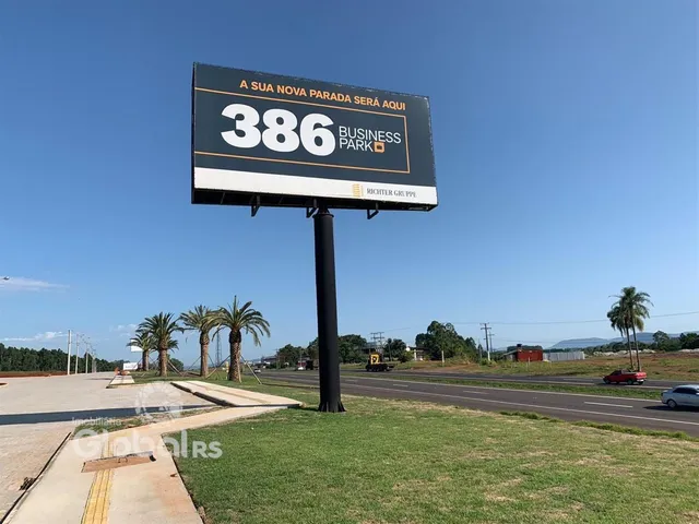 Placa de sinalização da propriedade 386 Business Park na estrada em Lajeado.