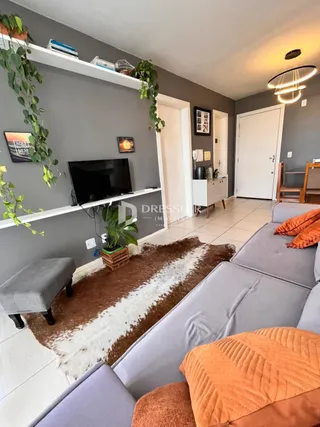 Sala de estar com sofá e decoração em um imóvel no Brasil.
