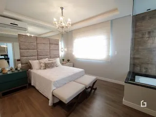 Quarto com cama e cabeceira em um imóvel no Brasil.