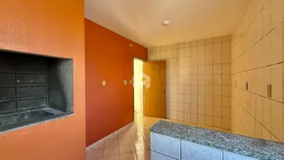 Interior de uma sala com paredes laranjas e piso de cerâmica.