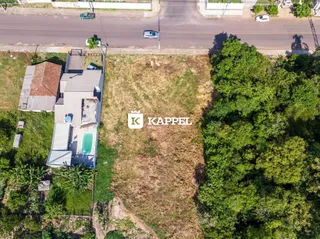 Vista aérea de uma propriedade residencial em Lajeado, mostrando a casa e o quintal com piscina.