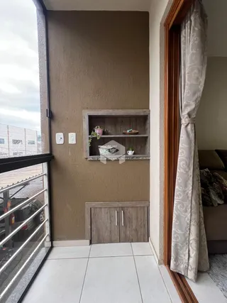 Ambiente interno mostrando uma parede com nichos e armário em um apartamento.