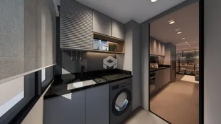 Vista da cozinha moderna com armários e bancadas escuras.