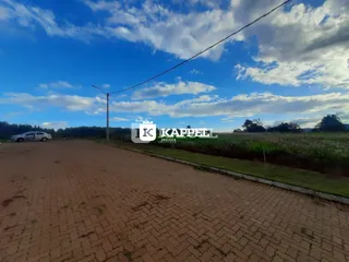 Vista externa de uma área aberta com campo e estrada em Lajeado.