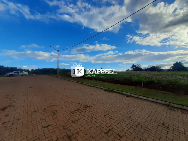 Vista externa de uma área aberta com campo e estrada em Lajeado.