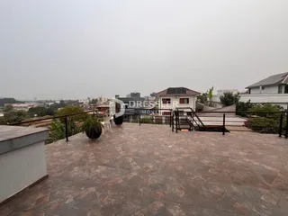 Vista da área externa pavimentada de uma propriedade em Lajeado.