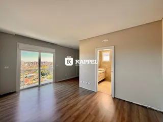 Sala de estar ampla com piso de madeira e vista panorâmica da cidade.